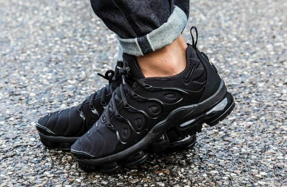 triple black vapormax plus men's
